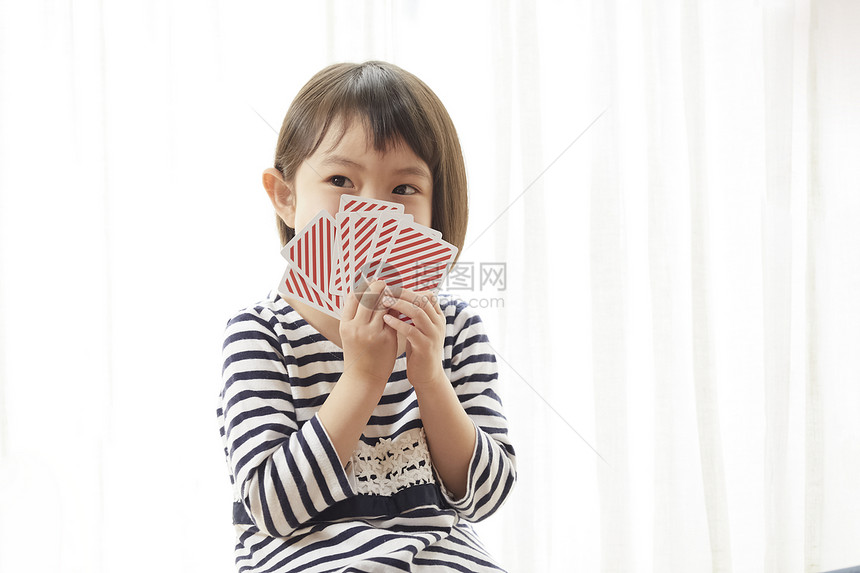 玩纸牌的女孩图片
