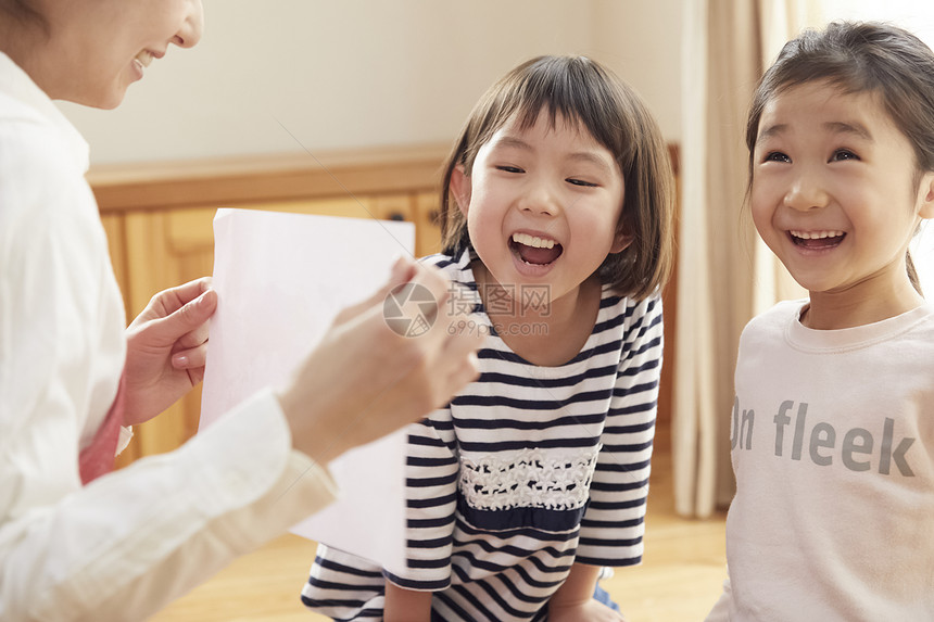 室内一位老师遇到问题给孩子们回答问题图片