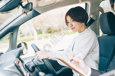 白领学驾照正在学驾驶汽车的年轻女人背景