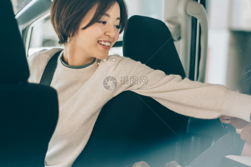 驾驶汽车的女人图片