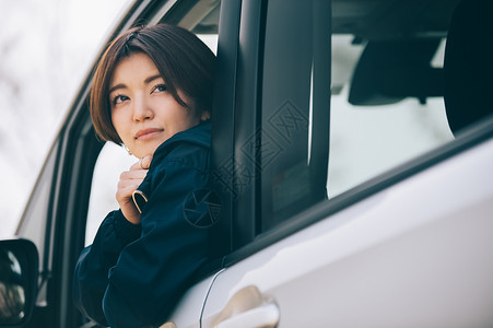 探出车窗的女生图片