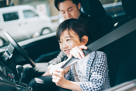 系安全带的小男孩图片