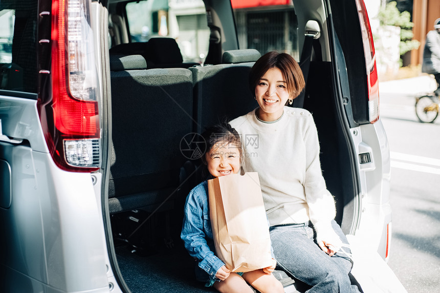 坐在汽车后面的母女图片