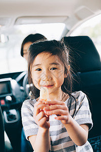 在车内吃东西的女孩图片