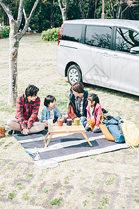 驾车外出露营的一家人图片