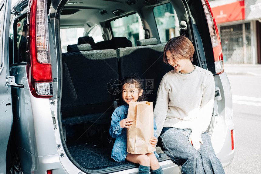 亲热年轻的女孩娱乐父母和孩子购物图片