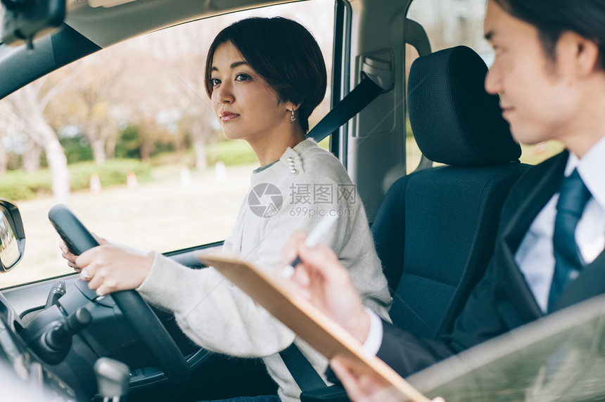 考驾照的女学员图片