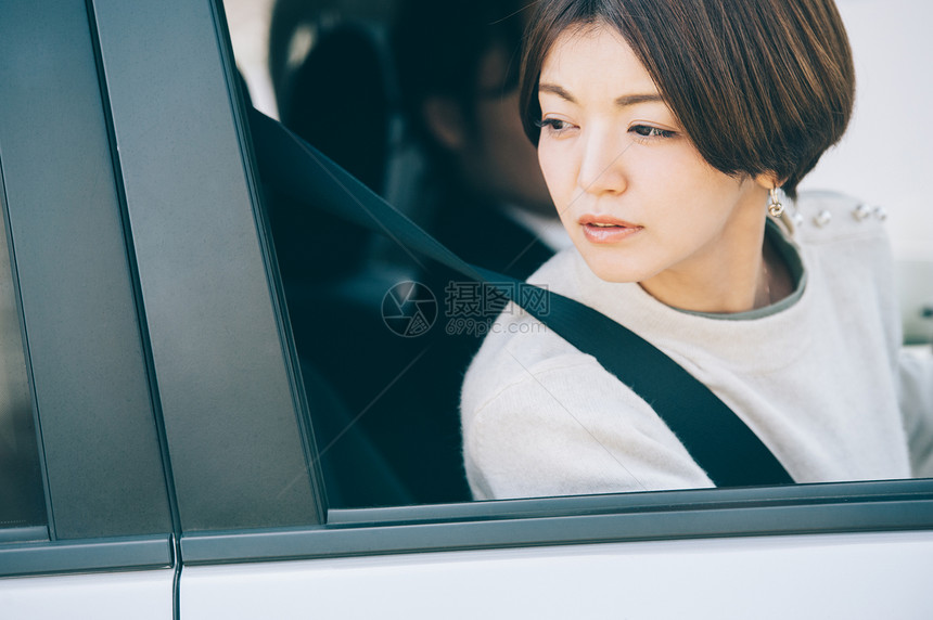 考驾驶证的女人图片