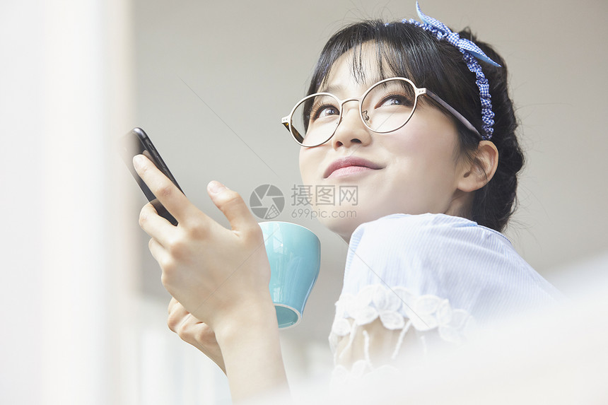 拿着手机的年轻少女图片