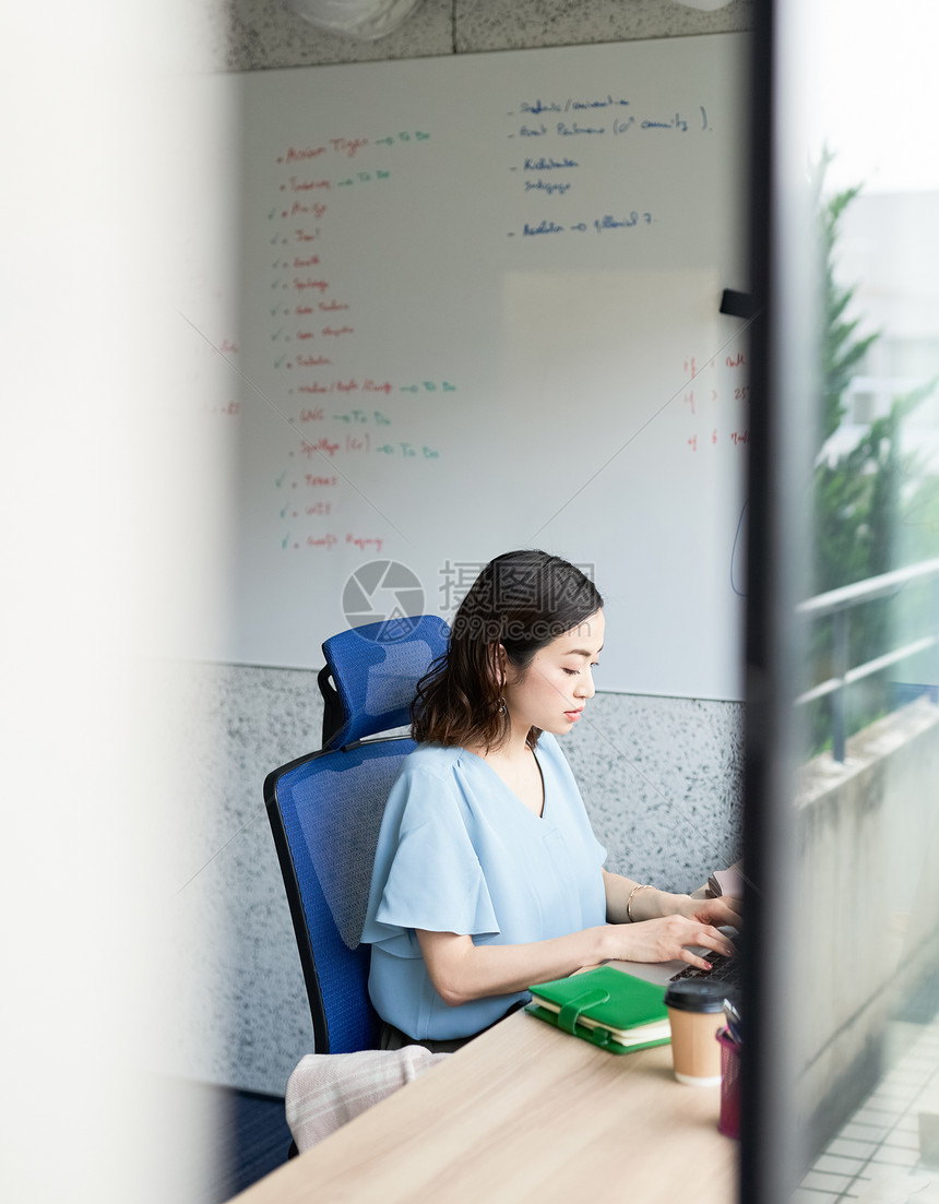 办公室办公的商务女性图片