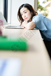 办公室休息的商务女性图片