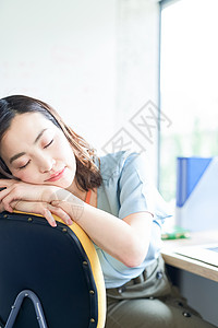 办公室休息的商务女性图片