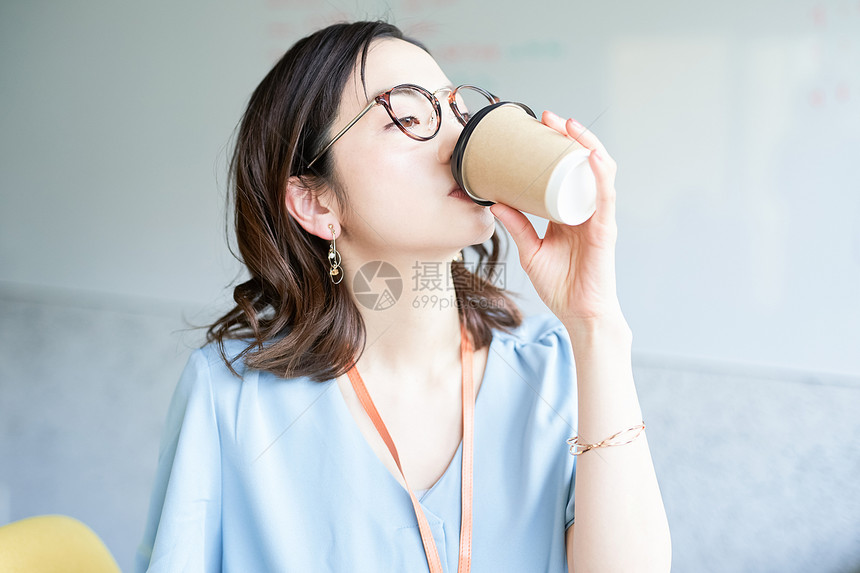 办公室里喝咖啡的职场精英女性图片