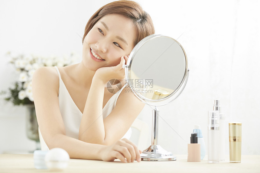 女性肌肤保养护肤图片