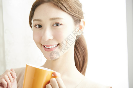 活力美女手持茶杯图片