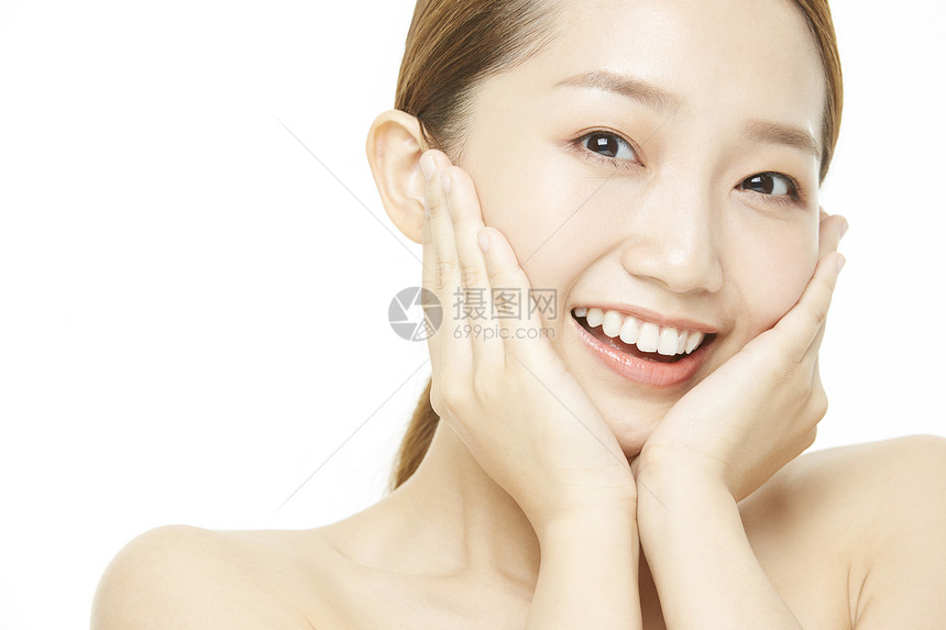 女性肌肤保湿护肤动作图片