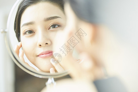 照镜子的年轻女子图片