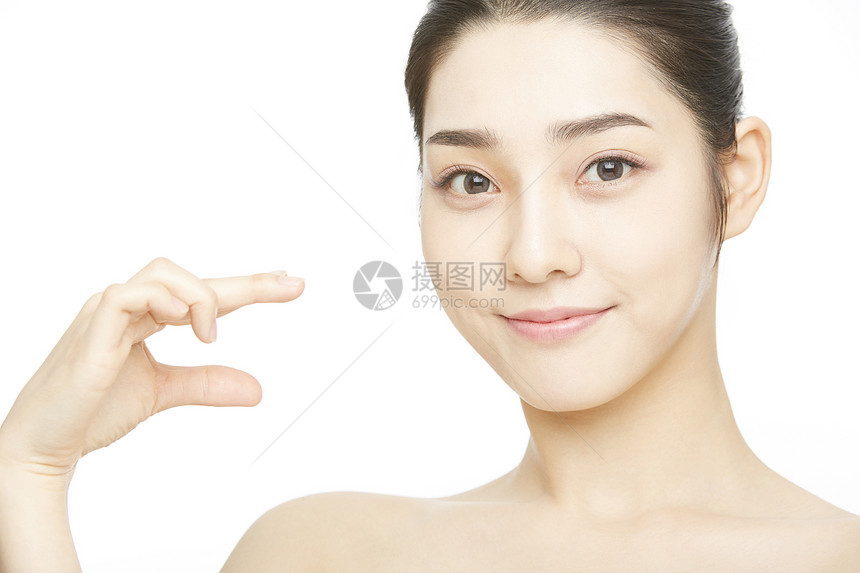 美妆护肤女性拿着化妆品的手势图片