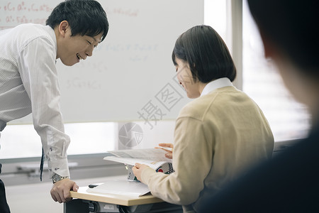 老师指导学生学习图片