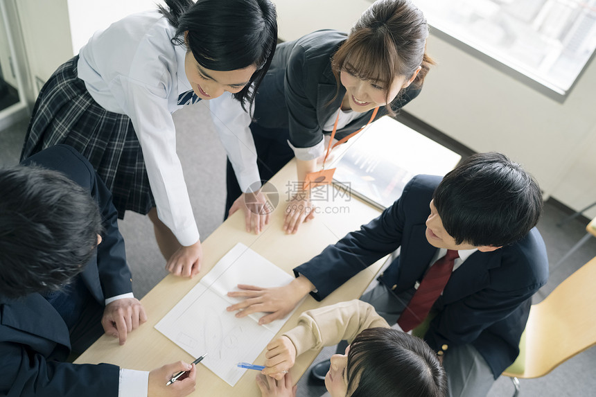 教室上课老师辅导学生 图片