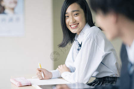 教室上课的学生们和老师图片