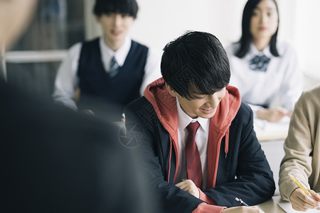 教室高中生在学习图片