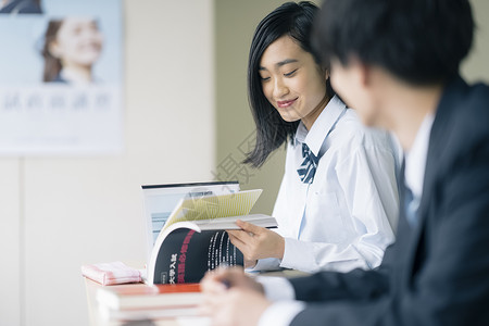 教室高中生在学习图片