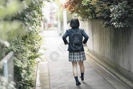 步行的女高中生图片