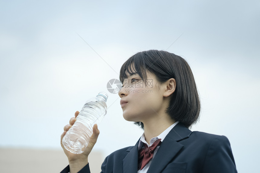 年轻小姑娘高中学生屋顶喝水图片