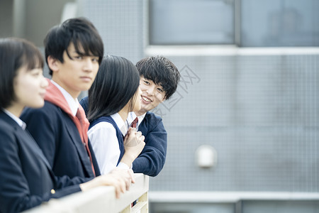 青春高中学生在屋顶交谈图片