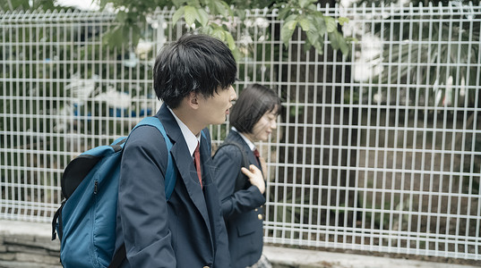 步行微笑的高中生上学图片