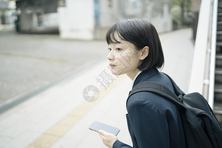 正在等待的高中女生图片