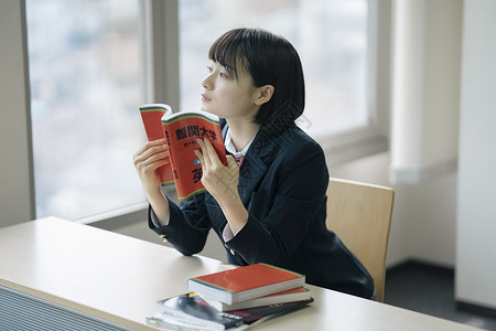 一人留白孤独的高中生学习补习班预备学校图片