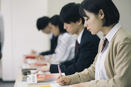 青春边路考试中的学生高中生学习补习班预备学校图片