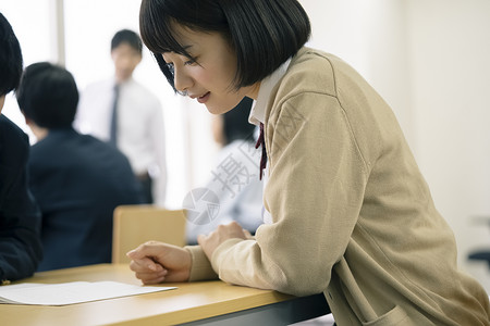 中学校服女生教室学习图片