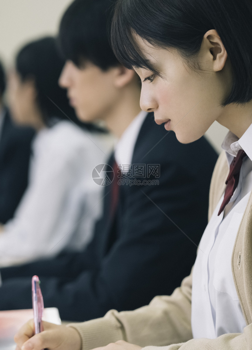 四个人同学参加考试高中生学习补习班预备学校图片