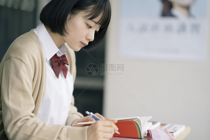 边路检查可爱高中生学习补习班预备学校图片