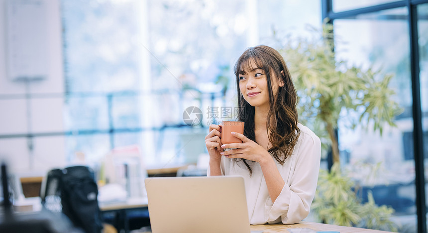 创意办公室喝茶休息的女人图片