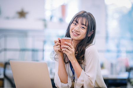 公司创意办公室的美丽女人图片