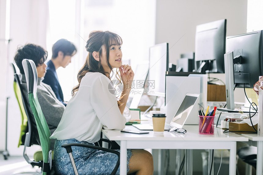 创意办公室业务的女人图片