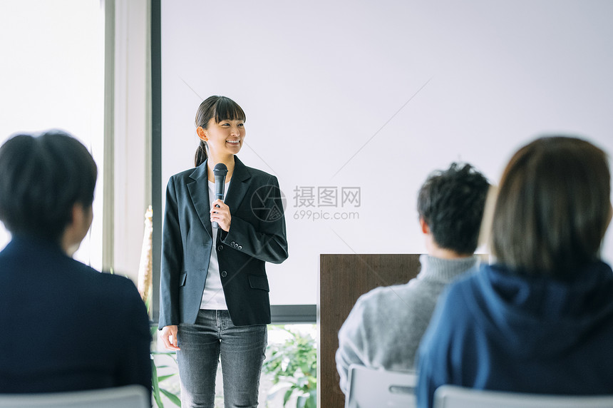 公司会议室部门开会商务研讨图片