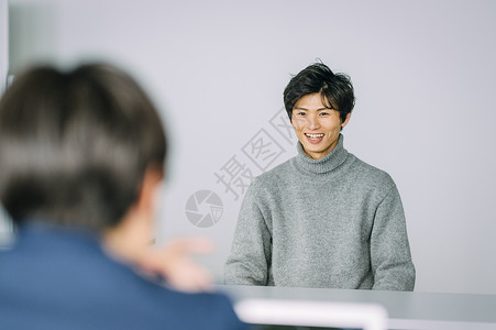 男青年在面试现场图片