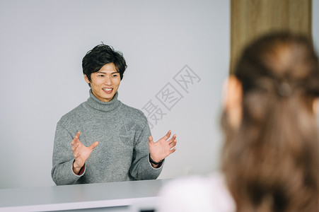 男青年在面试现场图片