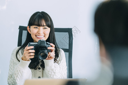 室内拍摄办公室商务会议的女人图片