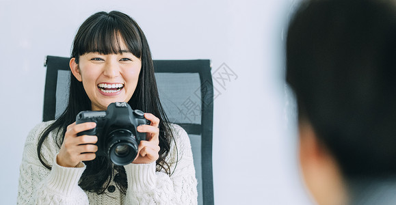 室内拍摄办公室商务会议的女人图片