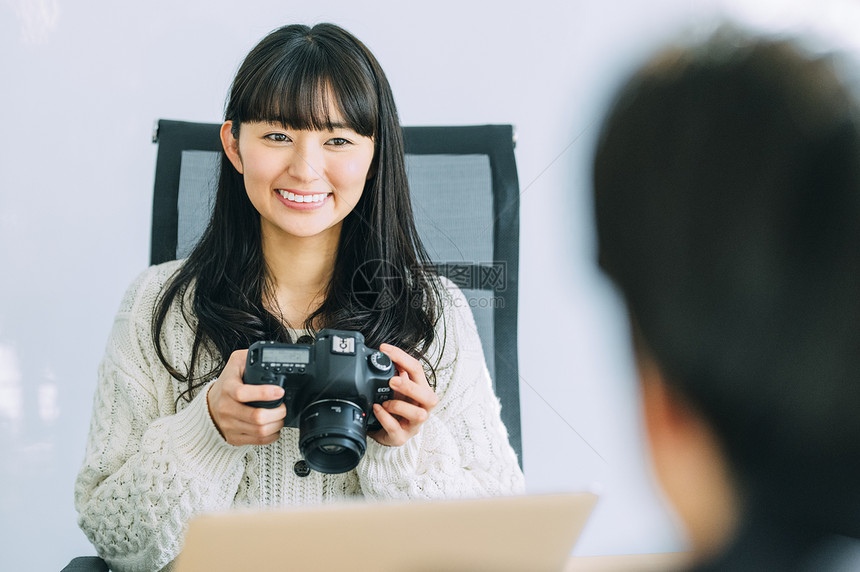 室内拍摄办公室商务会议的女人图片