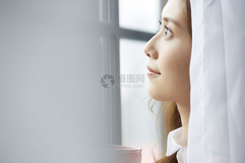 窗人杯子女生活方式图片