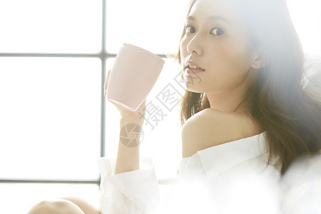 房间女人喝茶休息生活图片