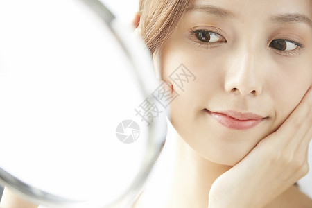 脸部护理化妆的可爱美女图片