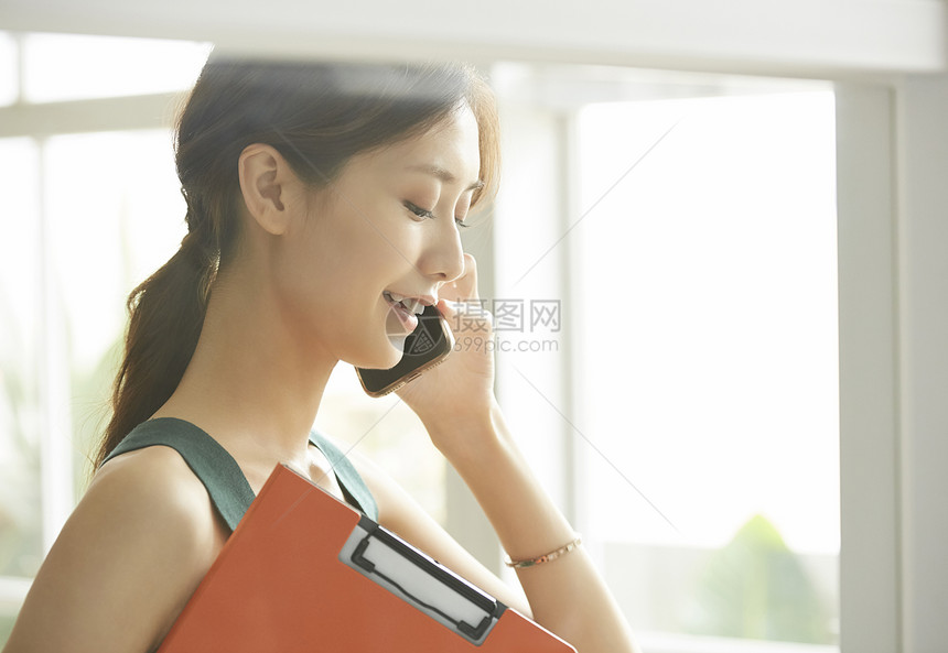 年轻的商务女性接听电话图片